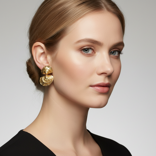 Mona Loba Golden Shore altın deniz kabuğu küpe model görseli
