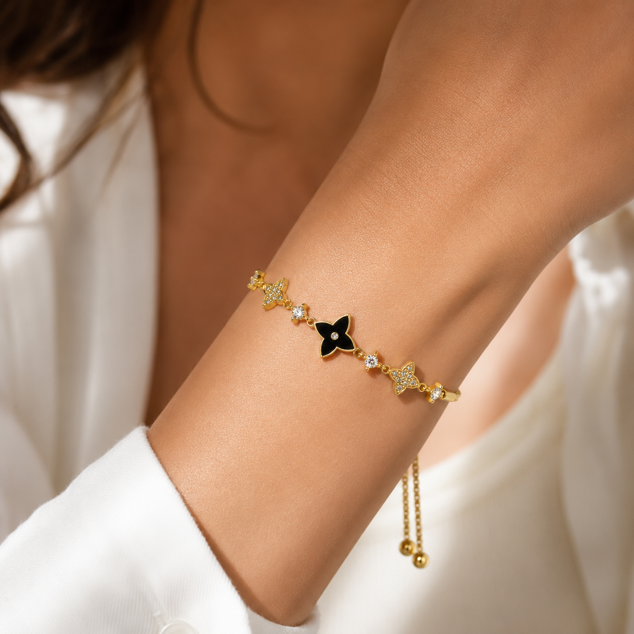 Noir Clover Bracelet - model görseli